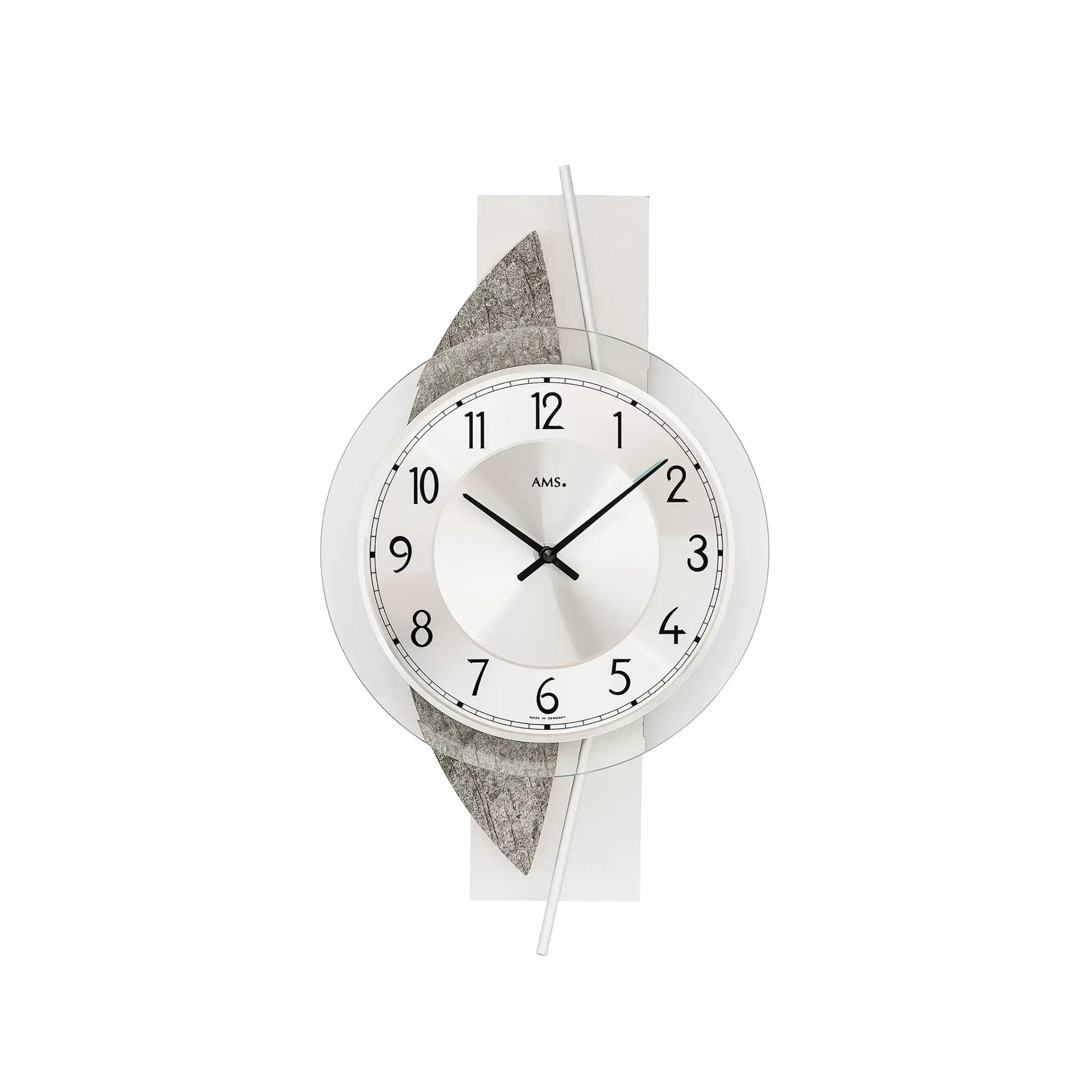 Wanduhr mit rundem Zifferblatt, schwarzen Zeigern und AMS-Logo, grauem Stein-Design
