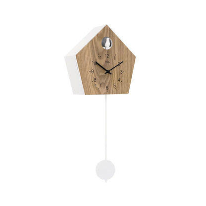 Wanduhr im Holzhaus-Design mit Ziffern, schwarzem Zeigerset und weißem Kugelpendel