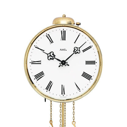 Wanduhr mit rundem Zifferblatt, goldfarbener Einfassung und schwarzen römischen Ziffern
