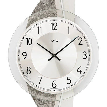 AMS-Wanduhr im Nahaufnahme: weißes Zifferblatt, schwarze Zahlen, schwarze Zeiger, Glas