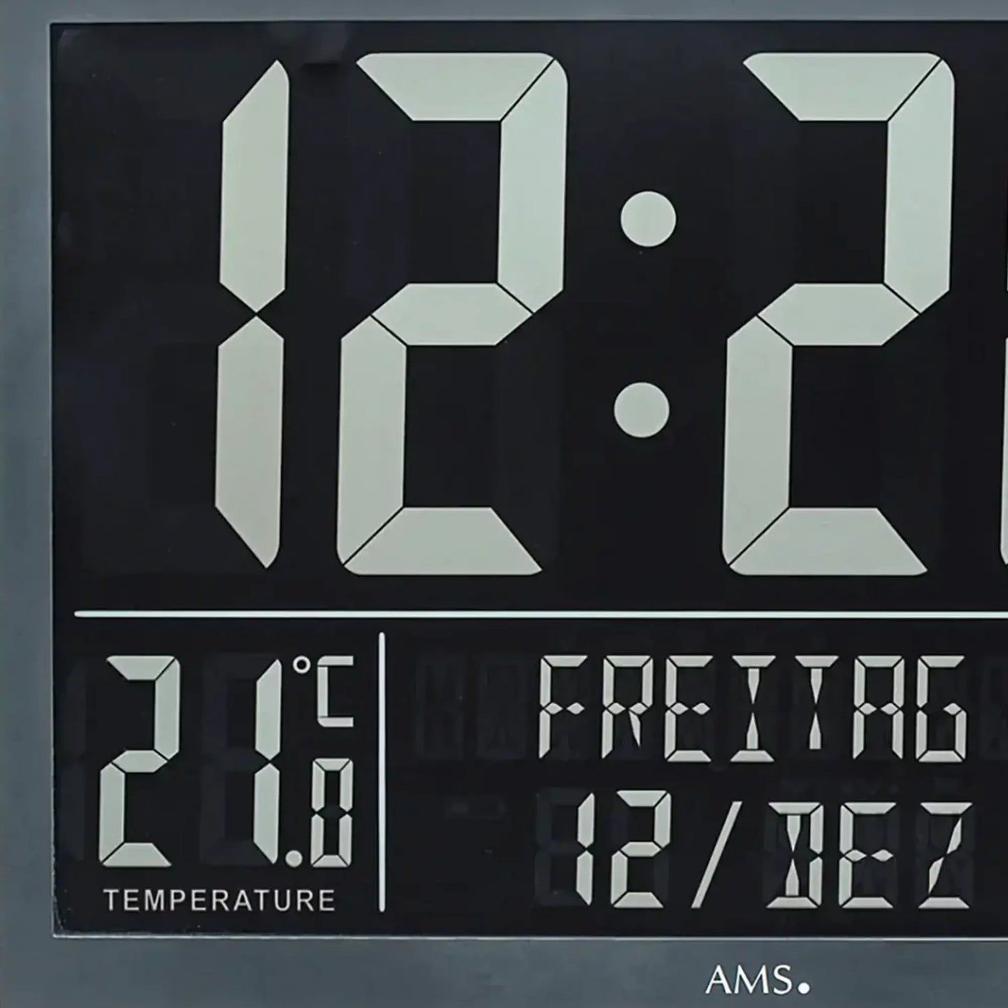 Wanduhr mit großem LCD, zeigt Temperatur 21°C und Datum 18/DEZ.