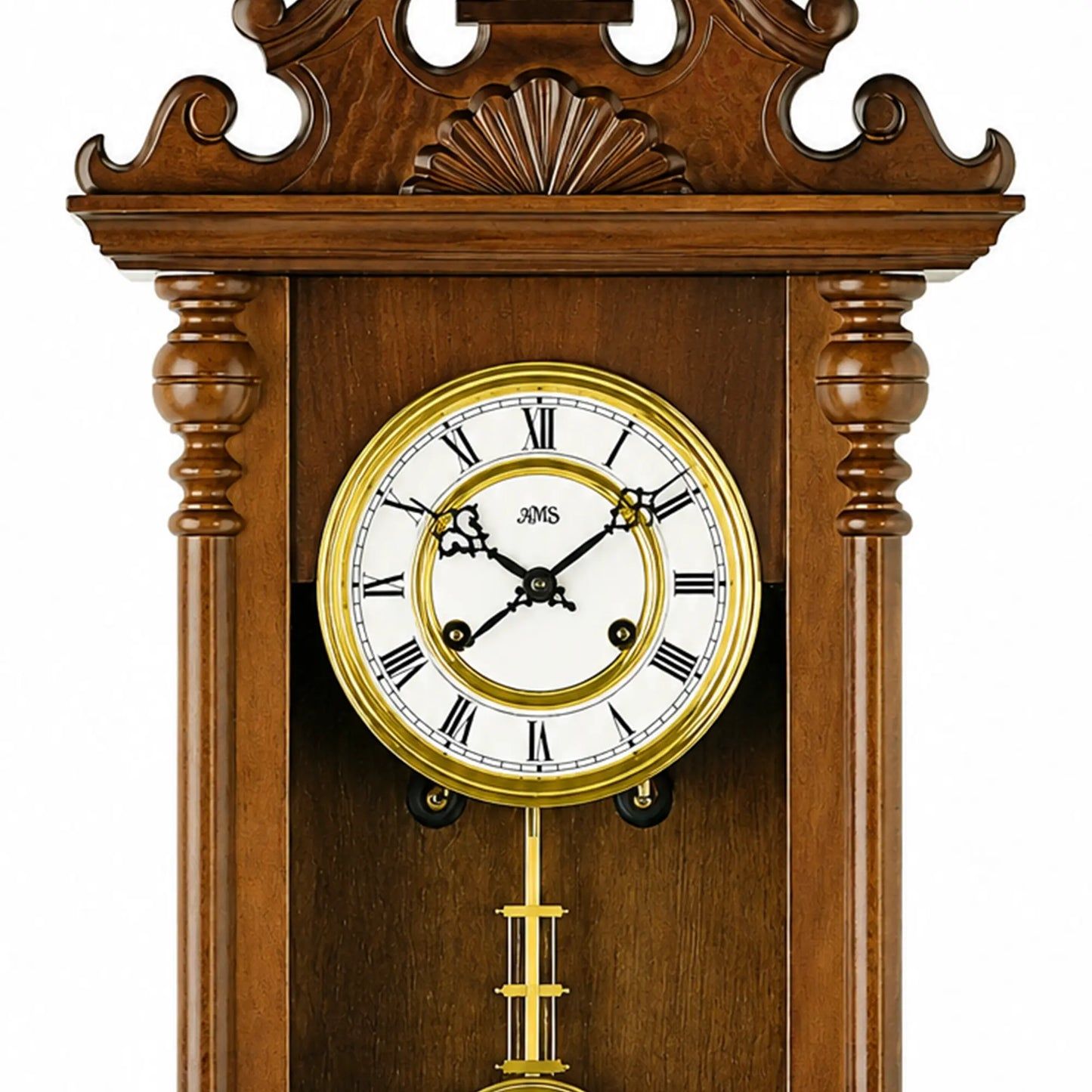 Nahaufnahme einer mechanischen Wanduhr: weißes Zifferblatt, römische Zahlen, Messingrahmen