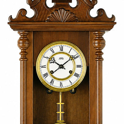 Nahaufnahme einer mechanischen Wanduhr: weißes Zifferblatt, römische Zahlen, Messingrahmen