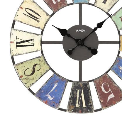 Großaufnahme Retro-Wanduhr: farbiger Ziffernring, schwarze Zeiger und AMS-Zentrum