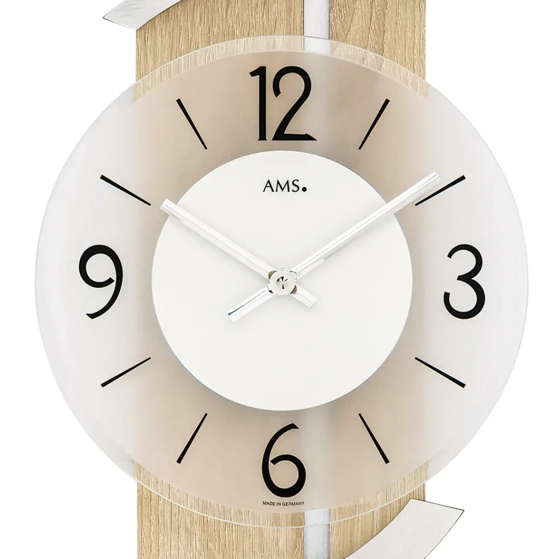 Nahaufnahme Wanduhr: weißes Zifferblatt, schwarze Zahlen, Zeiger und AMS-Logo am Holzrand
