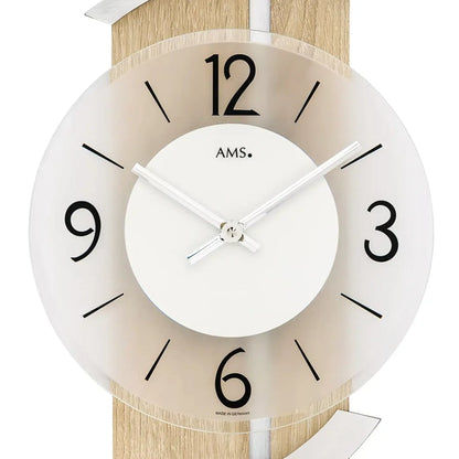 Nahaufnahme Wanduhr: weißes Zifferblatt, schwarze Zahlen, Zeiger und AMS-Logo am Holzrand
