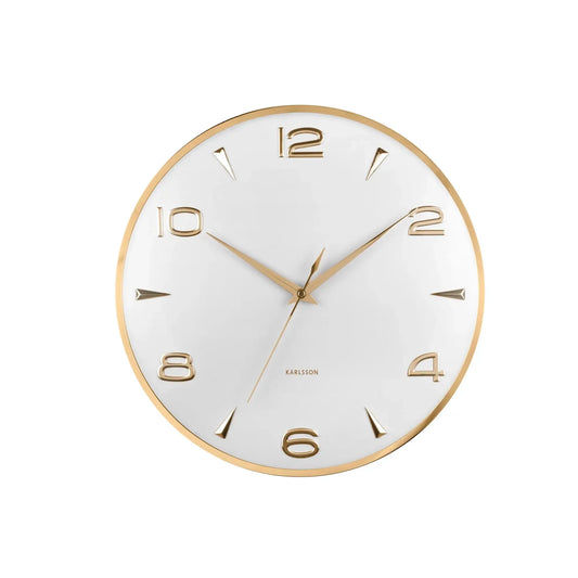 Wanduhr im Nahblick: weißes Zifferblatt mit goldenen Zahlen, Strichindizes und Zeigern