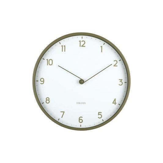 Analoge Wanduhr mit hellem Zifferblatt und olivfarbenem Rahmen, grünen Indexen