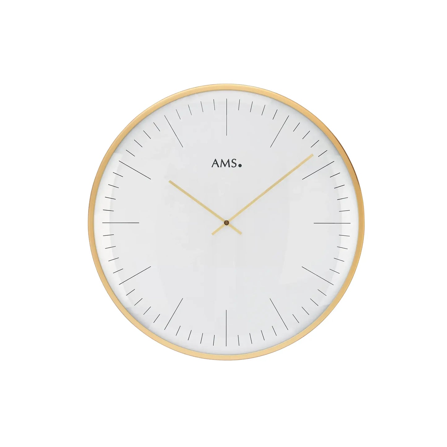 Wanduhr mit weißem Zifferblatt, goldfarbener Messingoptik und schlanken Zeigern