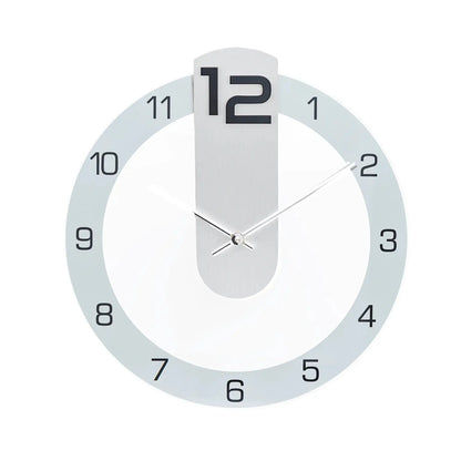 Wanduhr frontal: weißes Gehäuse, blauer Ring, schwarze Ziffern und silberne Zeiger