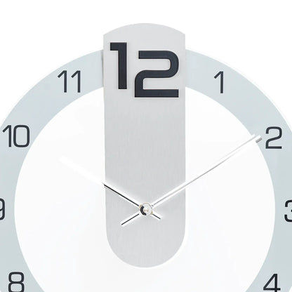 Wanduhr-Ziffernblatt im Detail: große schwarze Ziffern, silberne Zeiger und hellgrauer Rahmen