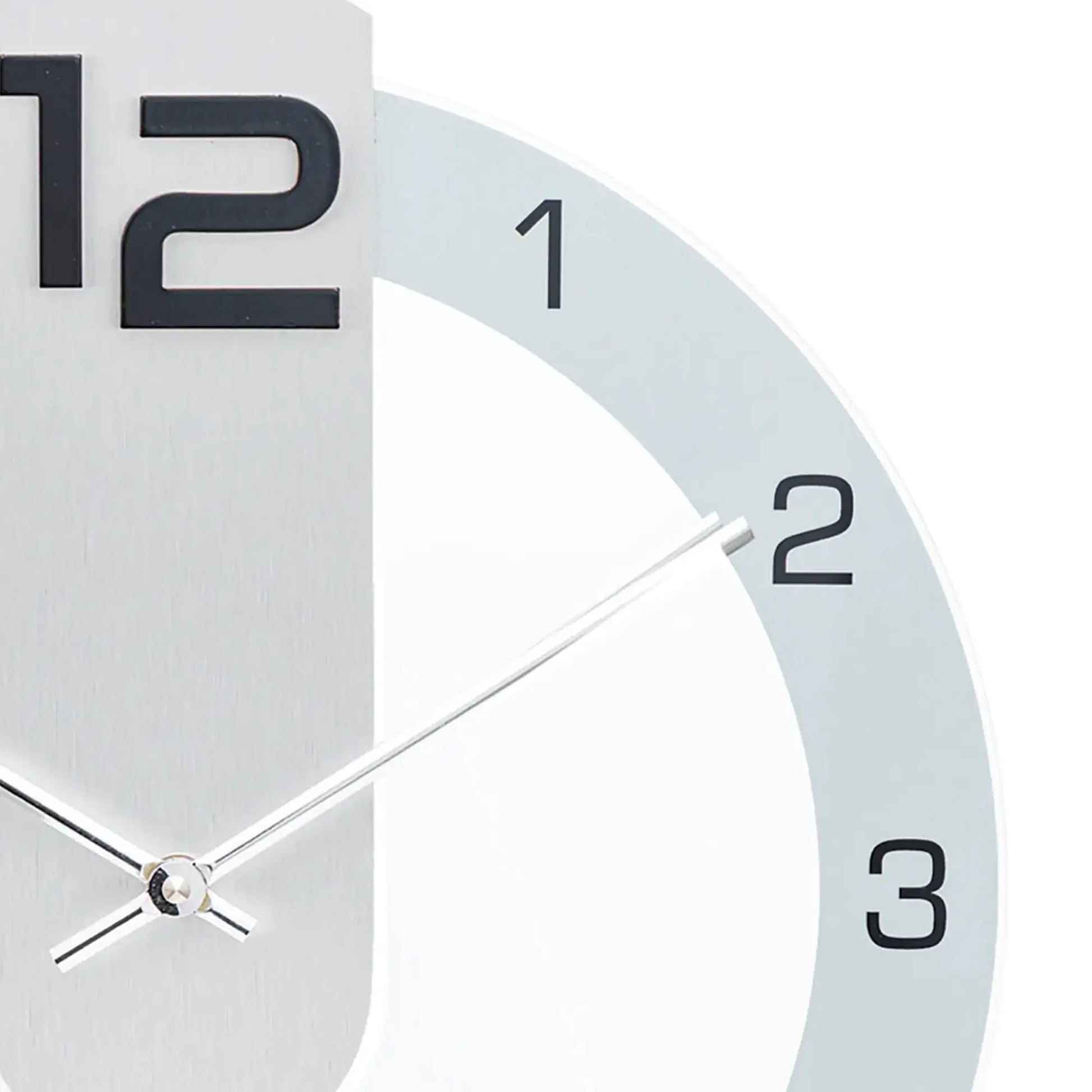 Nahaufnahme Wanduhr: Metall-Zeiger, Ziffern im Ring, weißes Gehäuse, schwarze Zahlen
