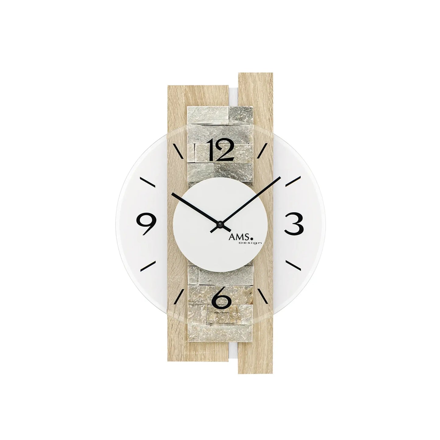 Wanduhr mit weißem Ziffernblatt, schwarzen Zeigern und Zahlen, Holz- und Steinoptik