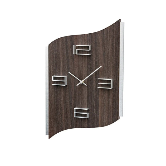 Wanduhr mit braunem Holzdekor, silbernen aufliegenden Ziffern und Zeigern