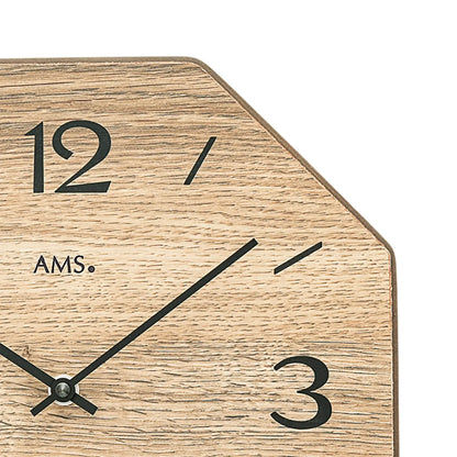 Achteckige Wanduhr aus naturfarbenem Holz mit schwarzem Zifferblatt und Zeigern