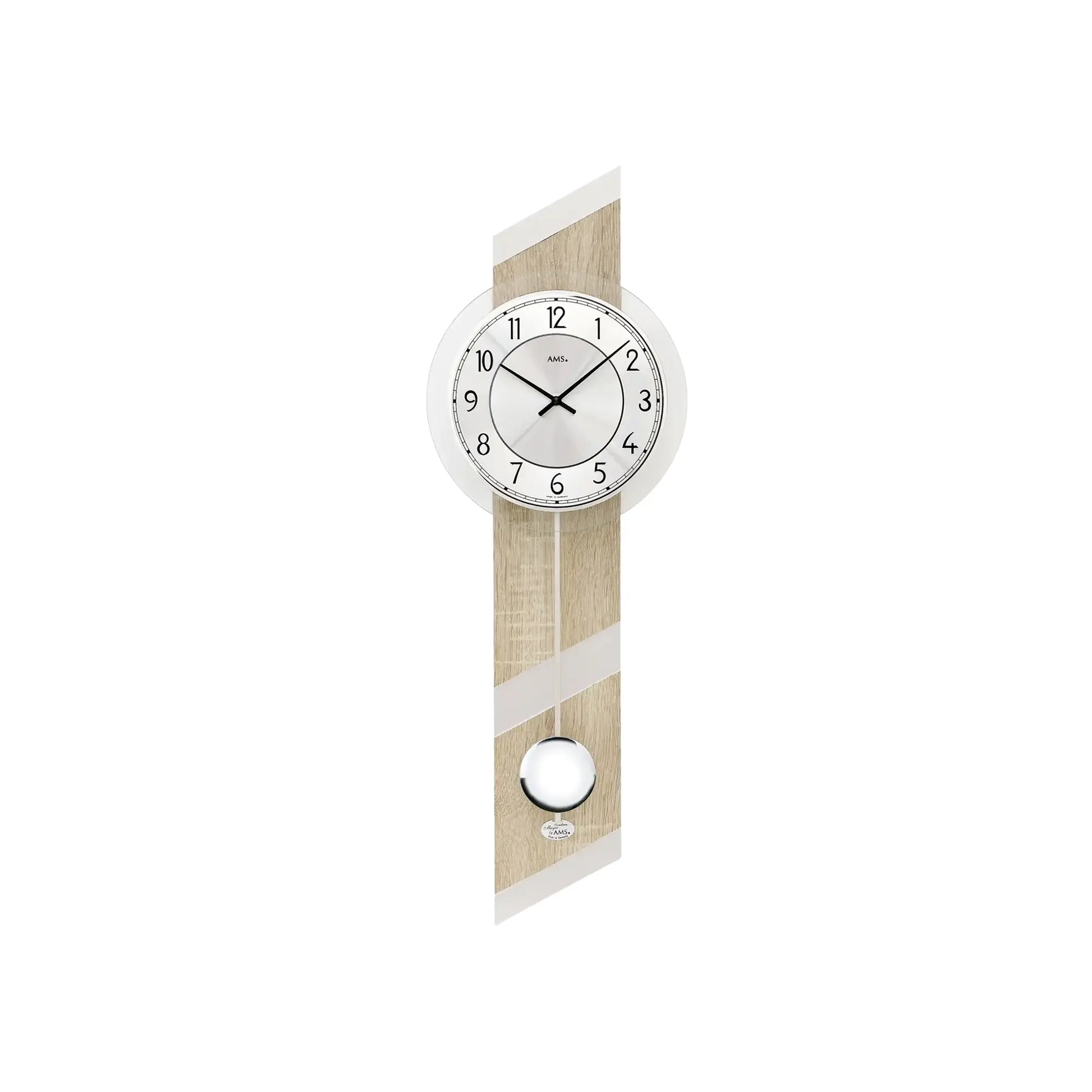 Wanduhr mit rundem Zifferblatt und pendelndem Gewicht an Holzpaneel