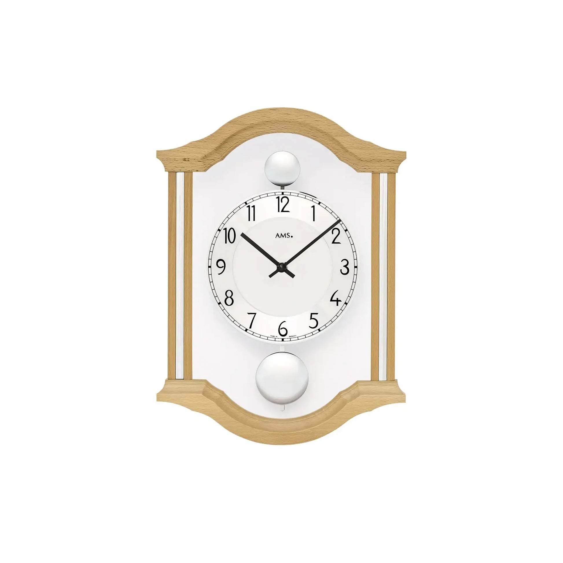 Wanduhr mit hellem Holzrahmen, weißem Zifferblatt und zwei Pendel-Kugeln