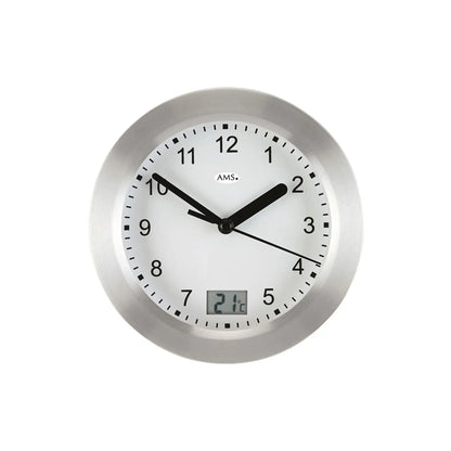 Runde Wanduhr mit silbernem Rahmen, weißem Zifferblatt, schwarzen Zeigern und Digitalanzeige.