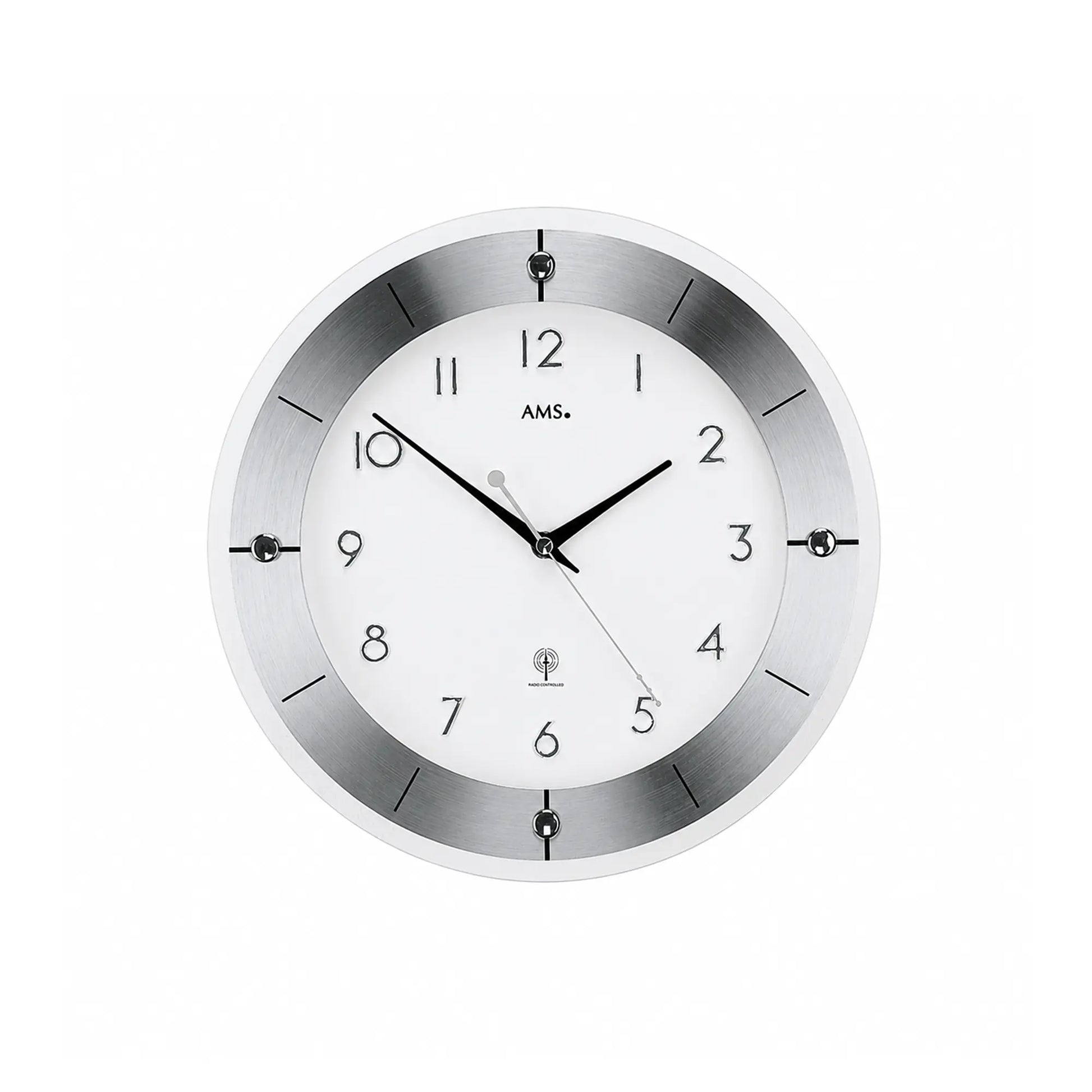 Silberne Wanduhr mit facettiertem Rand und weißem Ziffernblatt, arabische Zahlen