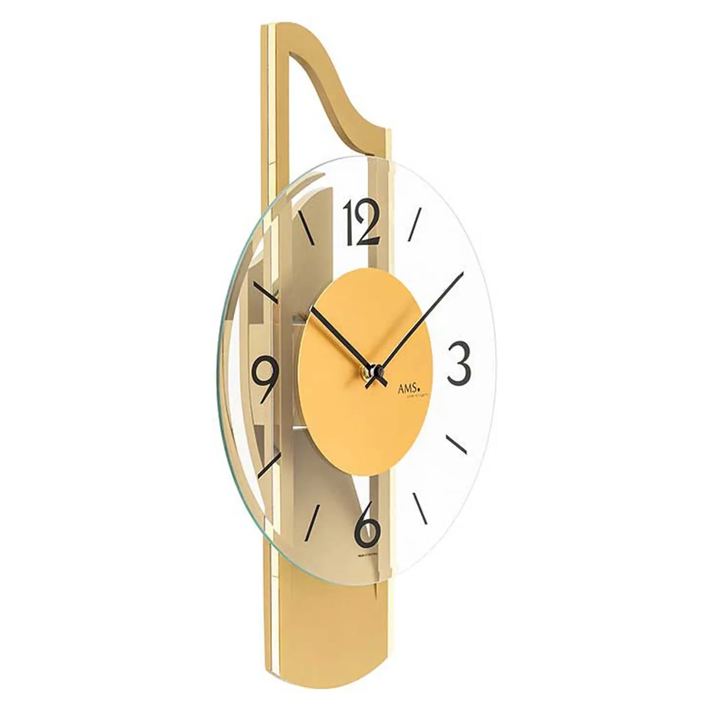 Messingfarbene Wanduhr mit Holzgehäuse, facettiertem Mineralglas und rundem Zifferblatt