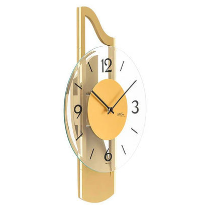 Messingfarbene Wanduhr mit Holzgehäuse, facettiertem Mineralglas und rundem Zifferblatt
