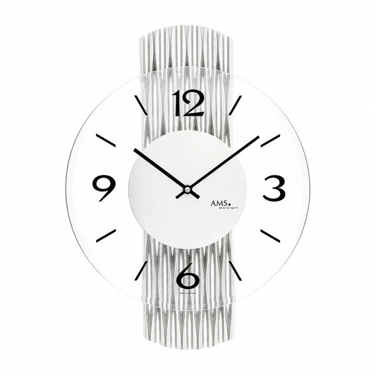 Wanduhr: rundes weißes Ziffernblatt, schwarze Zeiger und silberner gerippter Rahmen