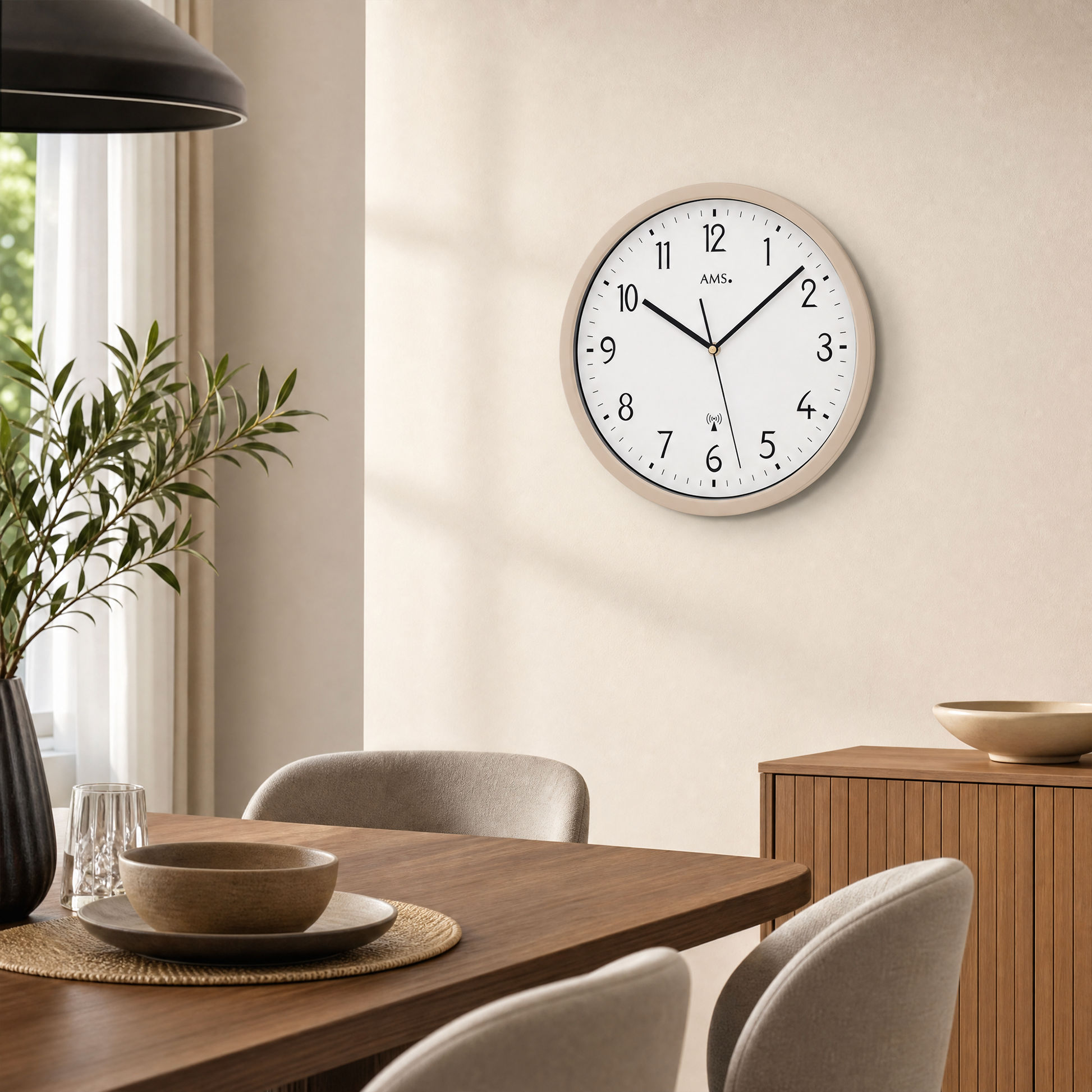 Funk-Wanduhr mit beiger Einfassung, weißem Zifferblatt, schwarzen Stunden- und Minutenzeigern.