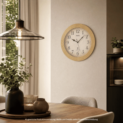 Wanduhr an der Wand, rundes beiges Holzdesign, weißes Zifferblatt mit Zeigern