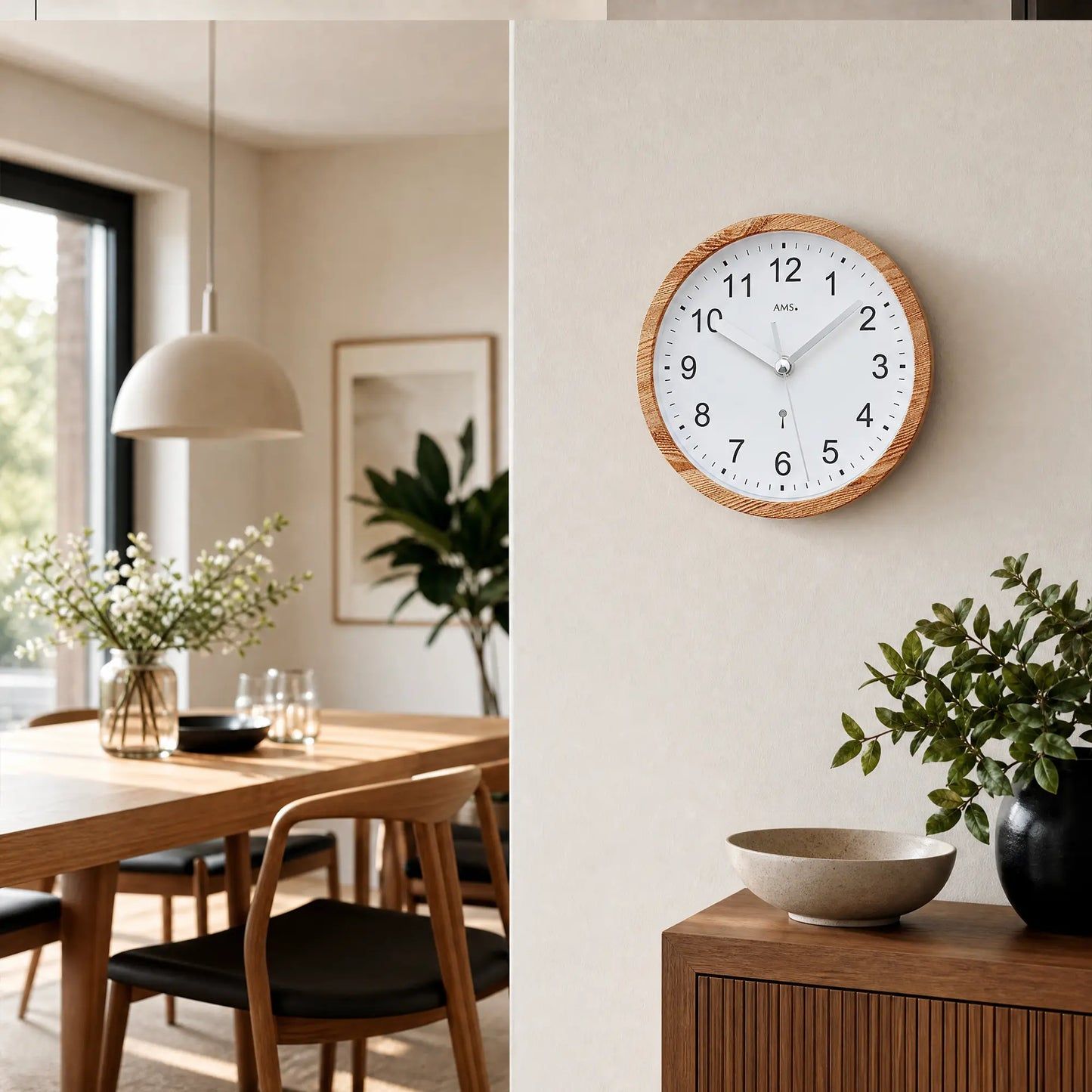 Wanduhr mit Holzoptik-Rahmen und weißem Ziffernblatt an der Wand