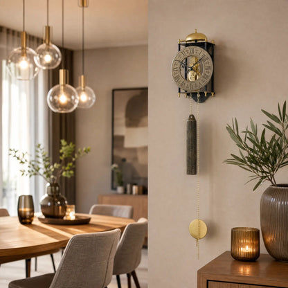 Wanduhr an der Wand mit rundem Zifferblatt, goldfarbenem Gehäuse und Pendel