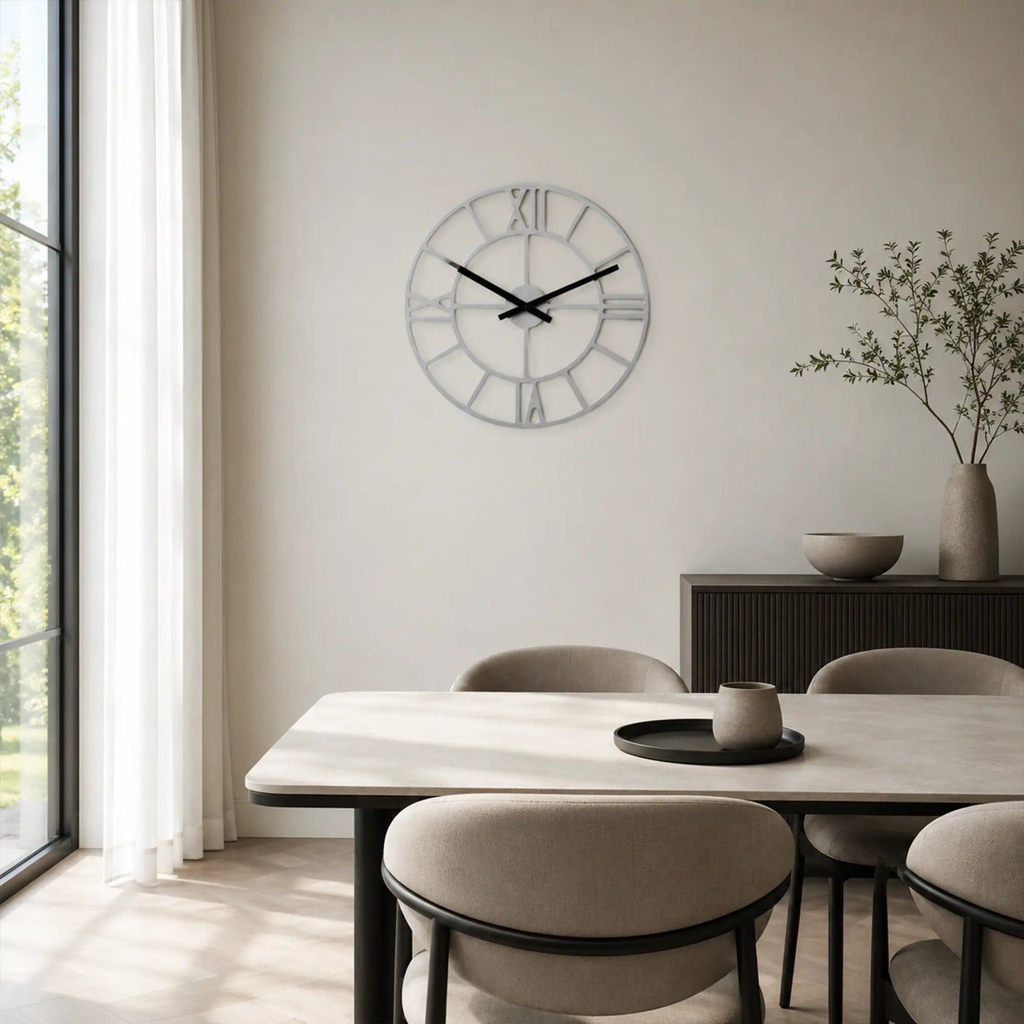 Wanduhr mit rundem, offenem Rahmen und römischen Ziffern, schwarze Zeiger