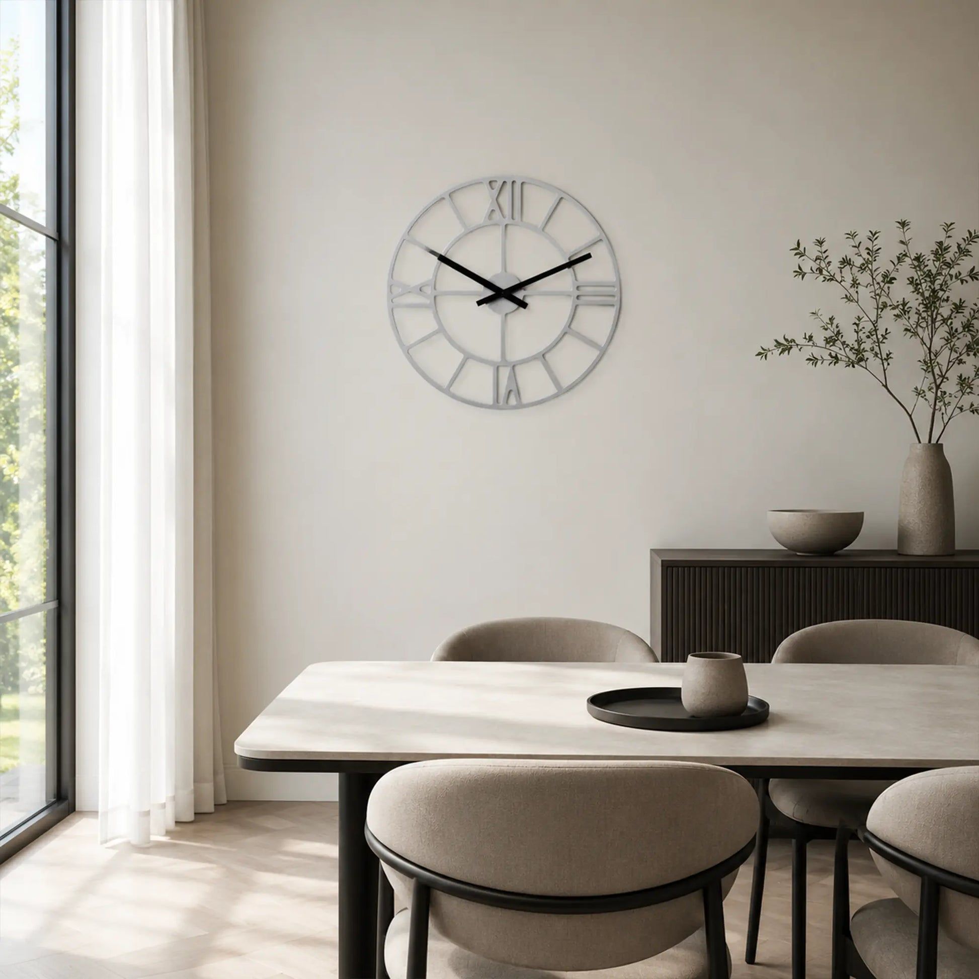 Wanduhr mit rundem, offenem Rahmen und römischen Ziffern, schwarze Zeiger