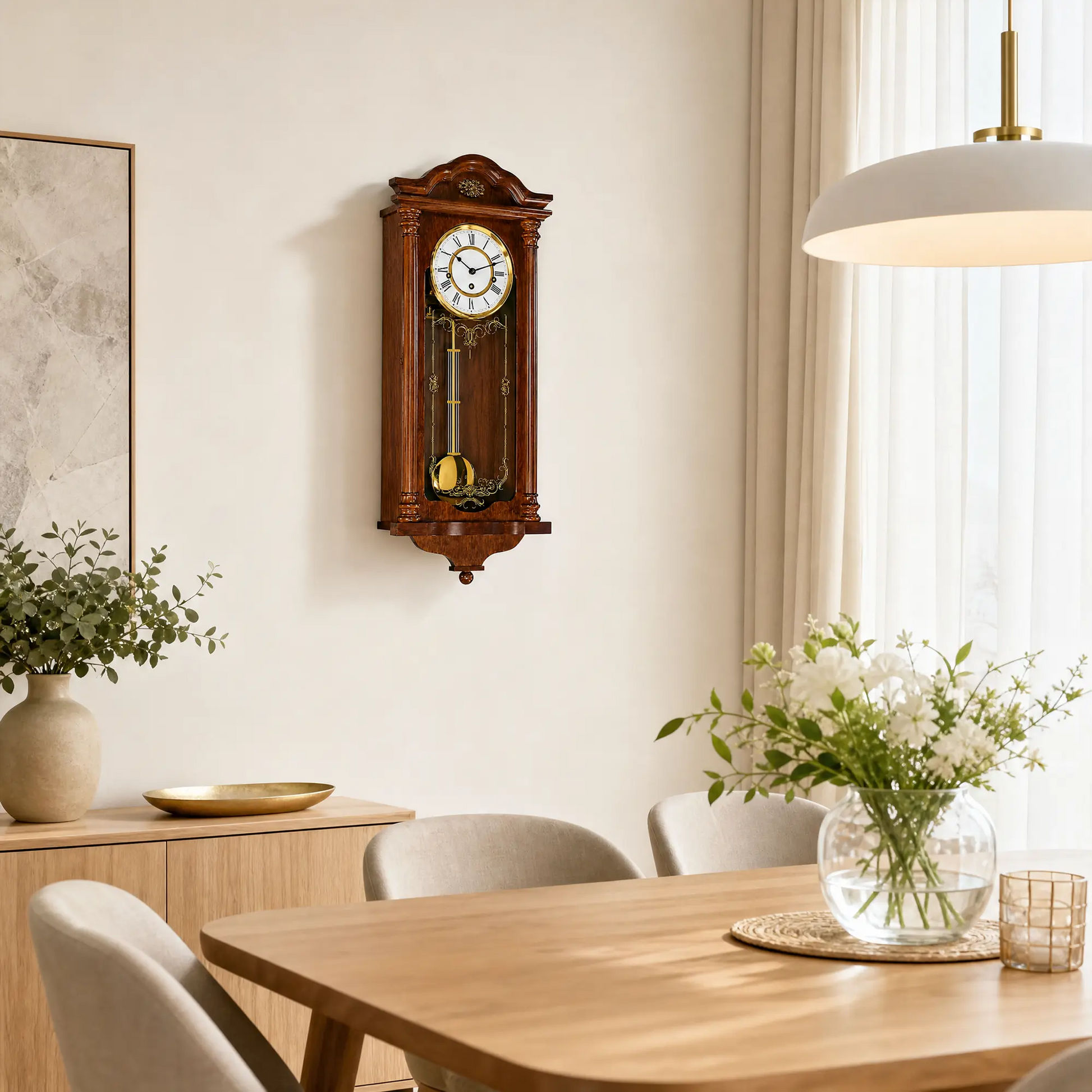 Holzwanduhr mit Zifferblatt, geschnitztem Holzrahmen und Pendelverzierung.