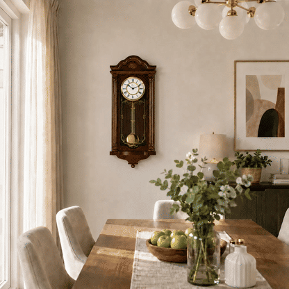 Braune Holz-Wanduhr an der Wand mit rundem Zifferblatt und goldfarbenem Pendelbereich