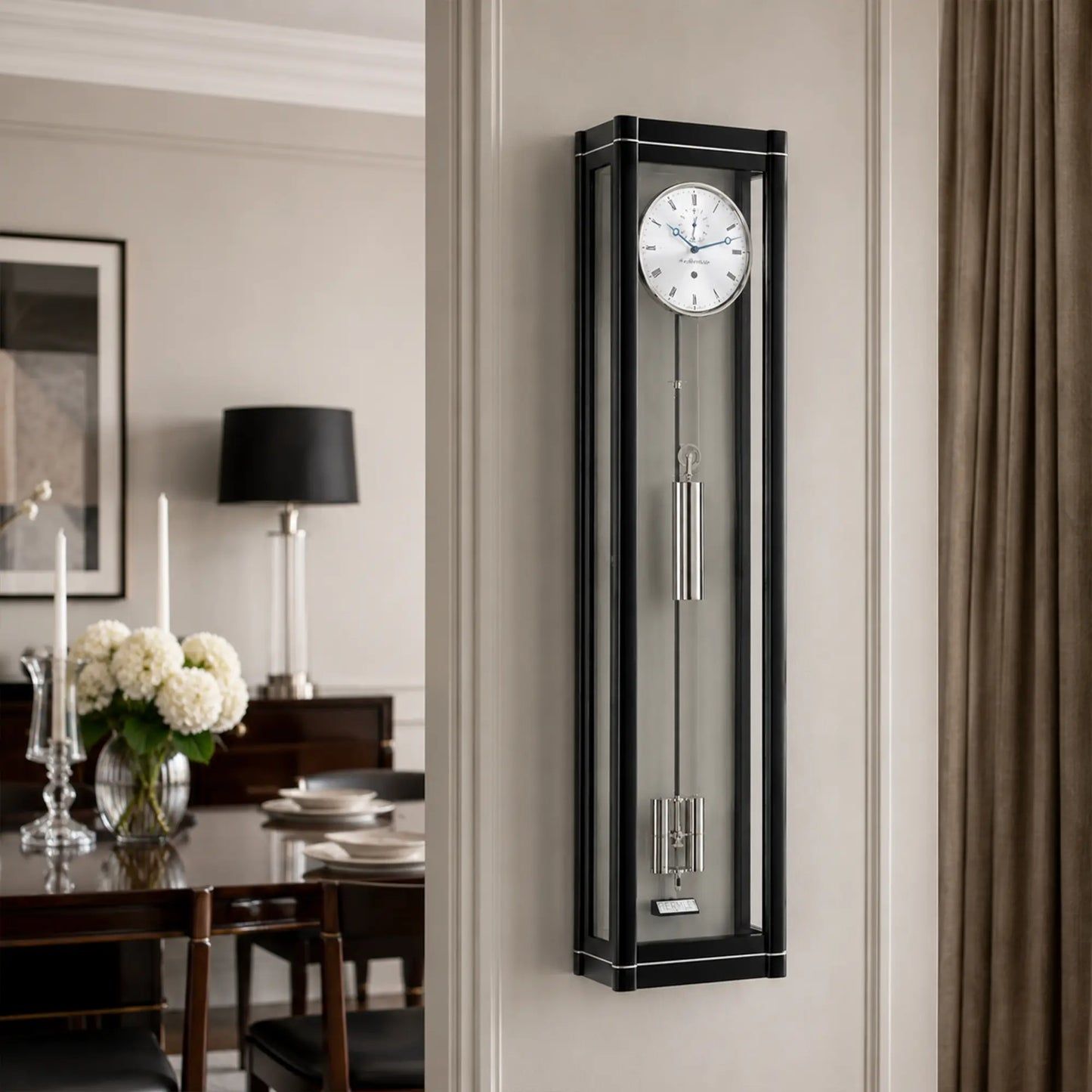 Wanduhr mit schwarzem Rahmen und grauem Innenfeld, rundes Ziffernblatt, Pendel