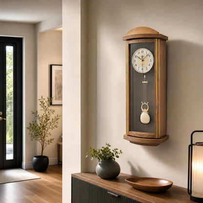 Wanduhr mit eichelfarbenem Holzgehäuse, Pendelglocke und blau-grauem Zifferblatt