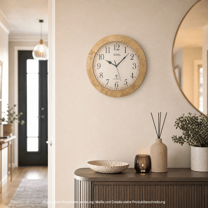 Wanduhr an der Wand mit beigem, körnigem Holzoptikrahmen und weißem Zifferblatt