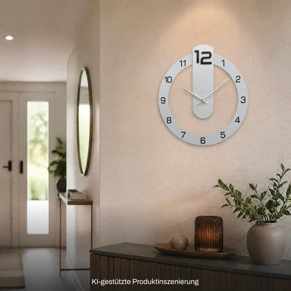 Wanduhr mit grauem Außenring und weißem Innenfeld, silbernen Zeigern und Ziffern