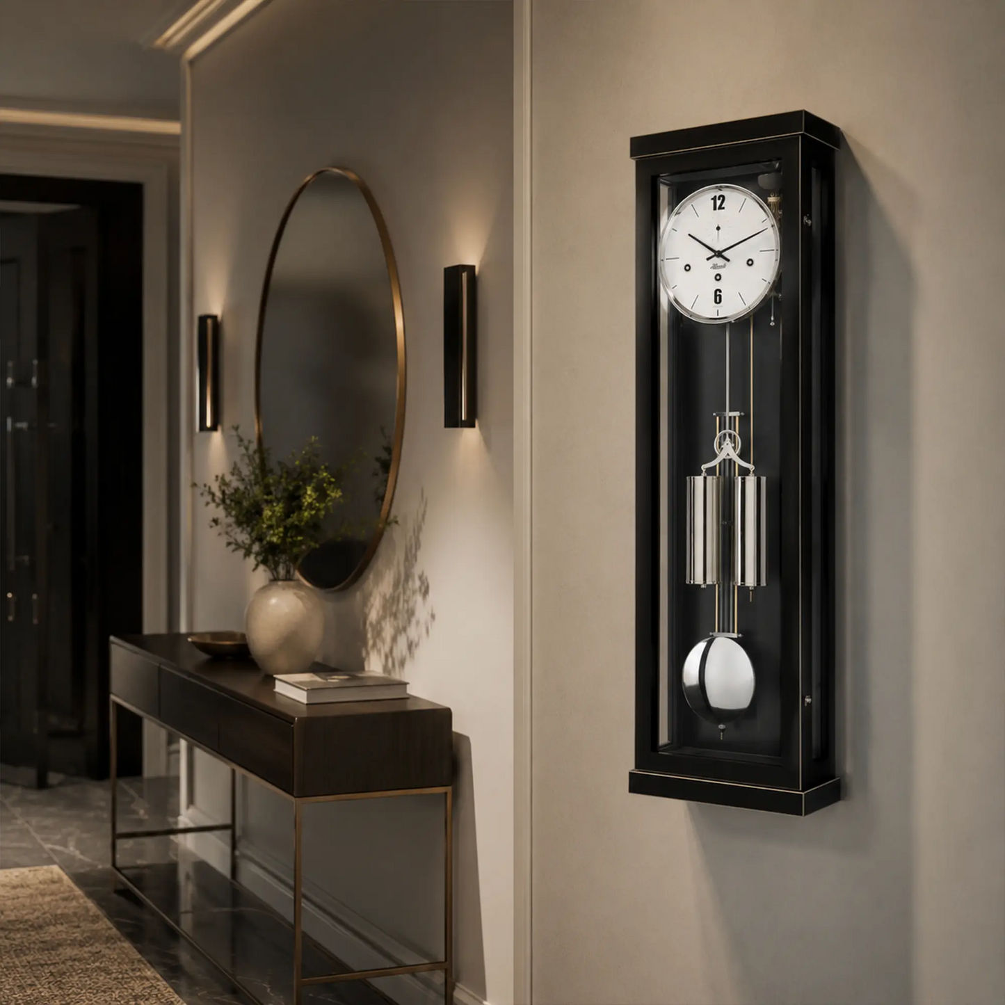 Wanduhr mit schwarzem Rahmen und Glasfront, rundes Ziffernblatt und Pendelkörper