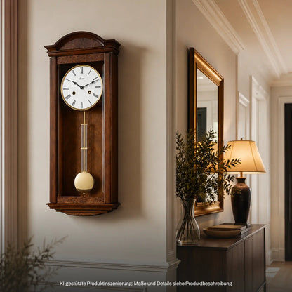 Holzwanduhr mit großem Zifferblatt und pendelndem Gewicht