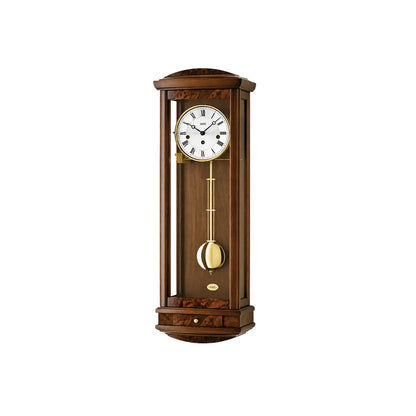 Nussbaum-Wanduhr mit rundem Zifferblatt, goldfarbenen Pendelgewichten und Holzgehäuse.