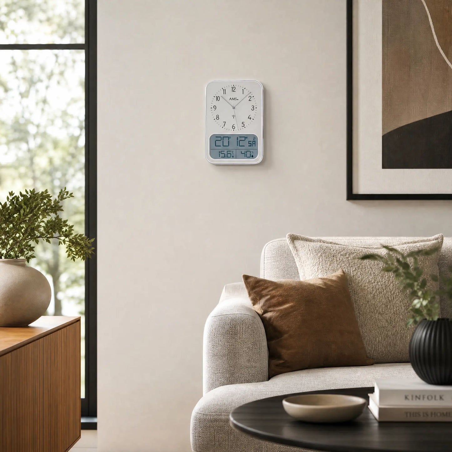 Wanduhr an der Wand mit Digitalanzeige, analogem Ziffernblatt und blauem Display