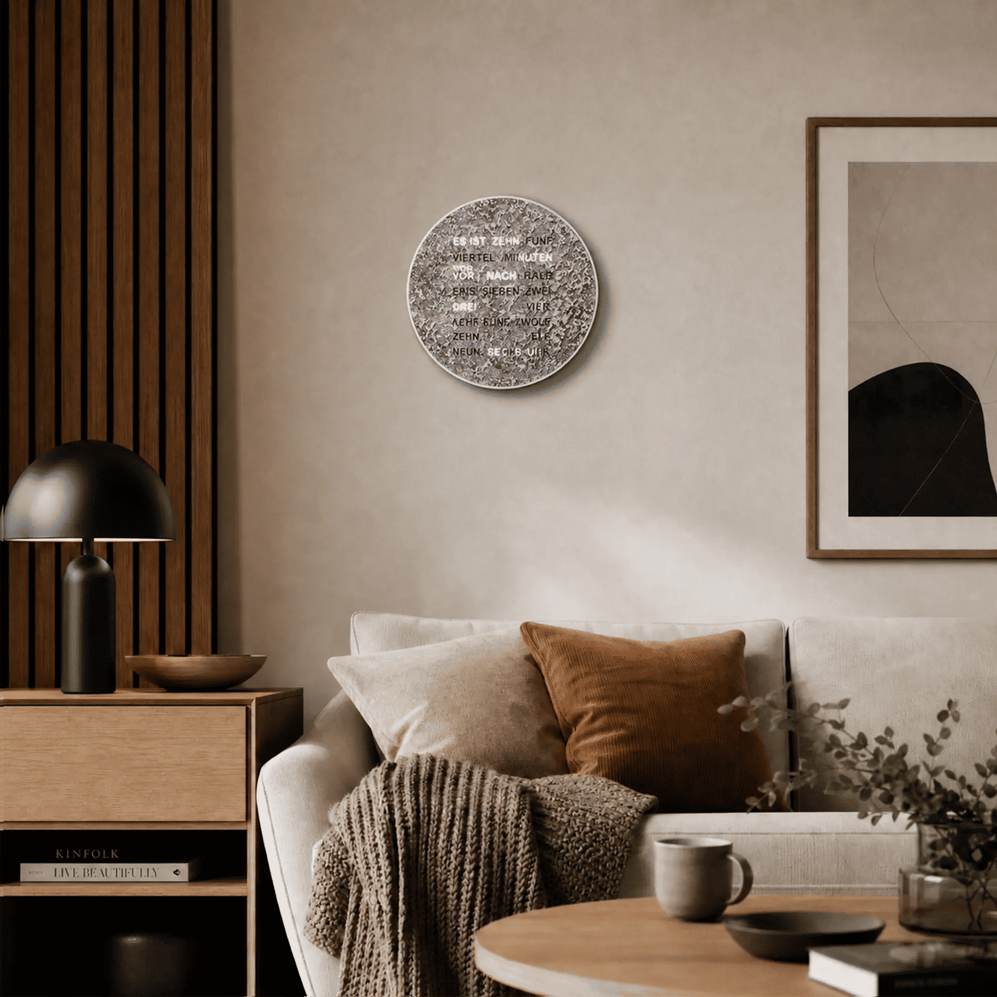 AMS LED-Wortuhr mit rundem gesprenkeltem Zifferblatt, an heller Wand