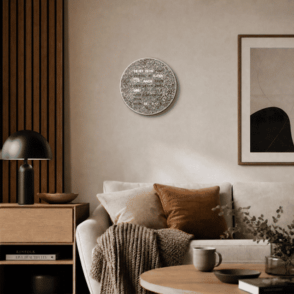 AMS LED-Wortuhr mit rundem gesprenkeltem Zifferblatt, an heller Wand