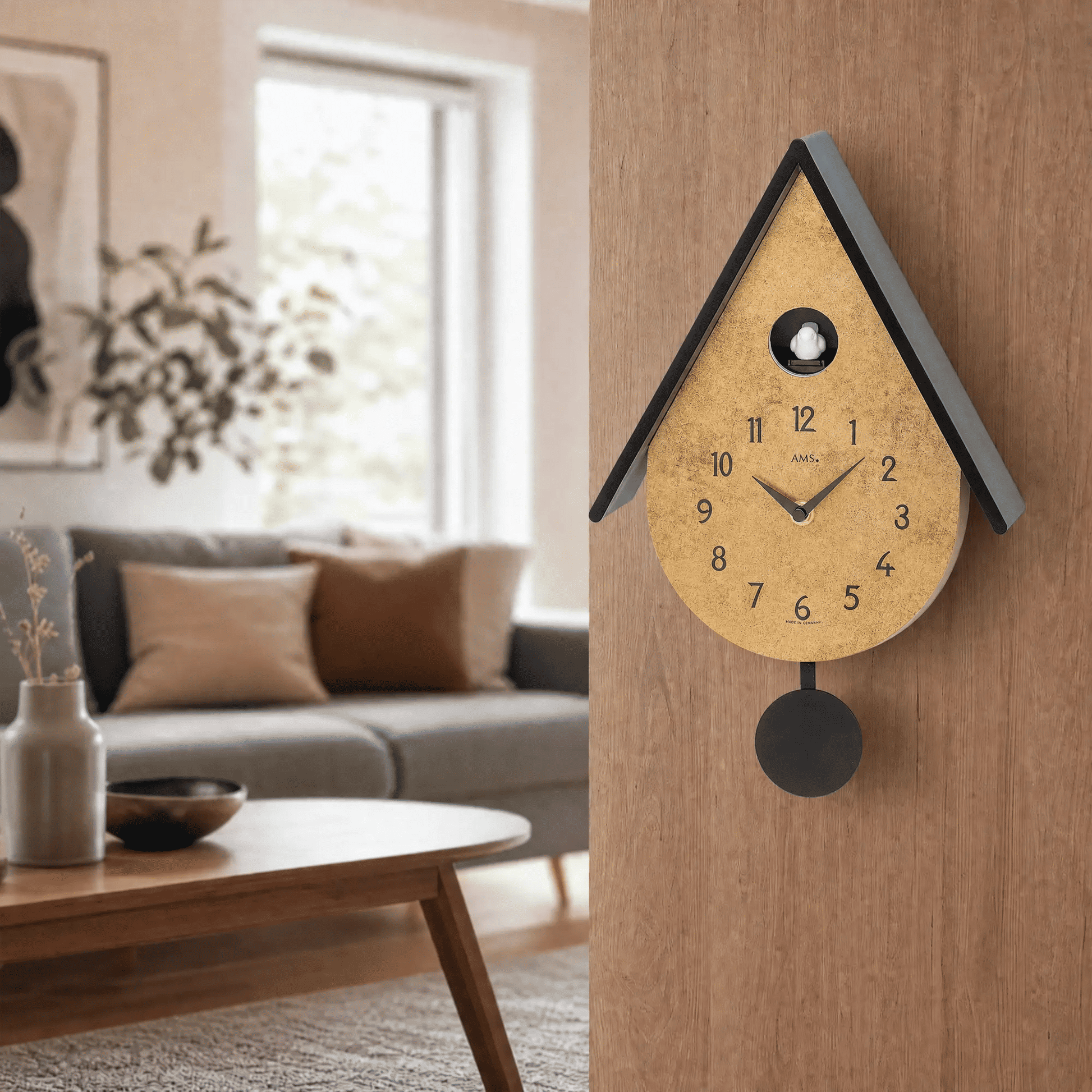 Wanduhr am Holzregal mit Vogelmotiv-Zifferblatt, schwarzem Pendel und Dreiecksgehäuse
