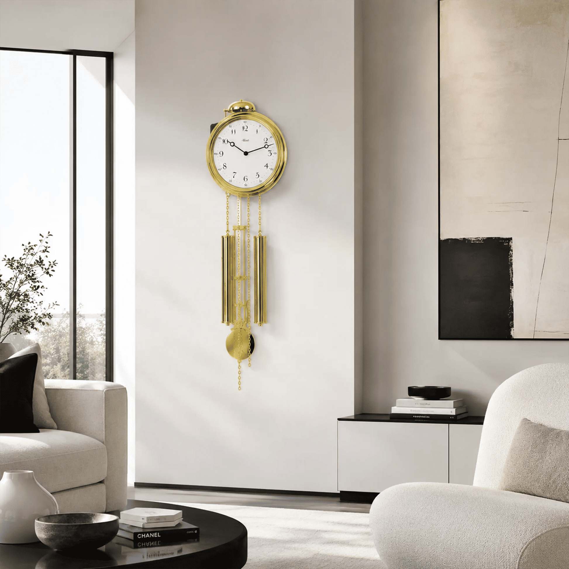 Goldfarbene Wanduhr mit Zierpendeln an weißer Wand