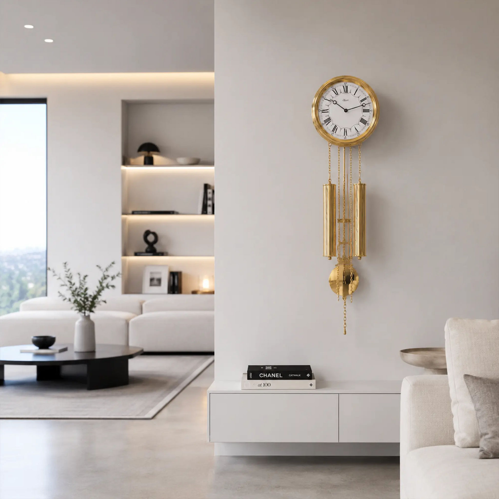 Messing-Wanduhr mit rundem Zifferblatt und langen goldenen Kettenpendeln an der Wand