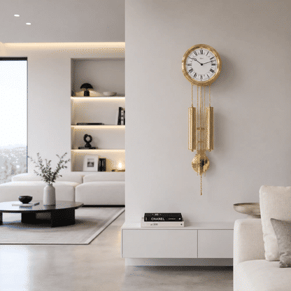 Messing-Wanduhr mit rundem Zifferblatt und langen goldenen Kettenpendeln an der Wand