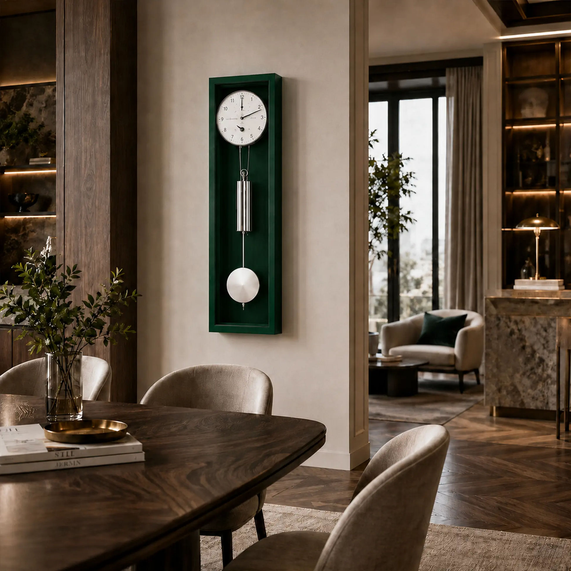 Grüne Wanduhr mit rundem Zifferblatt, silbernen Pendelstäben und weißem Kugelpendel