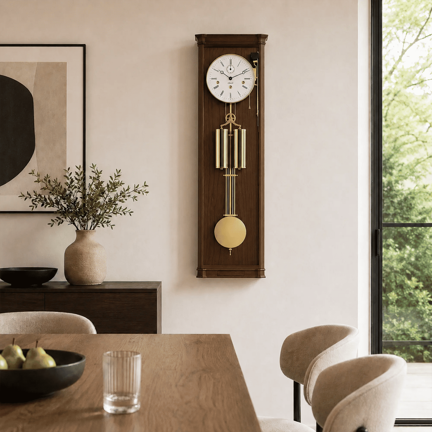 Nussbaumfarbene Wanduhr mit rundem Zifferblatt und Messingpendel, rundes Gelbgewicht